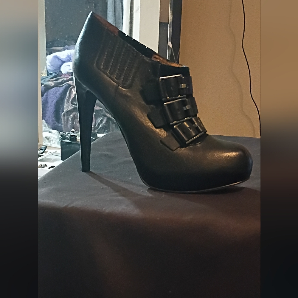 L.A.M.B. by Gwen Stefani. "KING"  Platform Stiletto Buckle Ankle Boots 9M